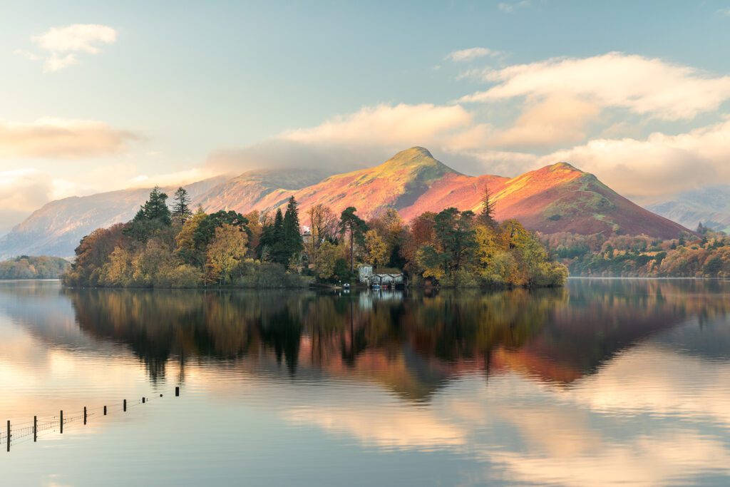 Derwentwater landscape photography at Crow Park. A beautiful autumnal morning perfectly captured during a stunning sunrise. Photographed with a Canon 5D MK4 and 24-70mm F2.8L lens.